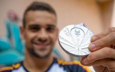 Salguero mostra al pati de Ràdio Sabadell la plata aconseguida a Tòquio | Roger Benet